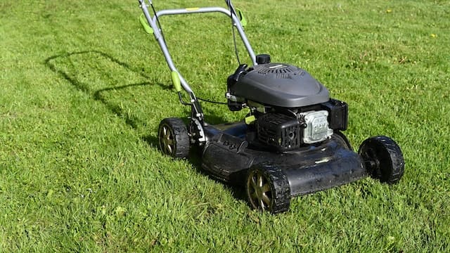 Featured image for "Small Engine Oil vs Car Oil" blog post. Push lawnmower.