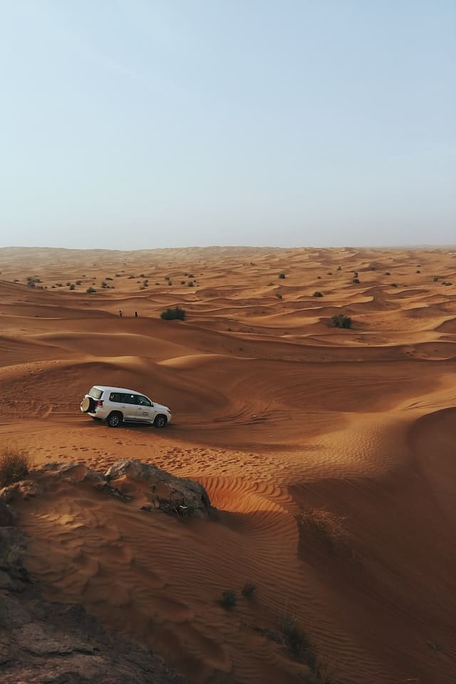 Featured image for "Synthetic Oil in Hot Climates" blog post. SUV in desert.
