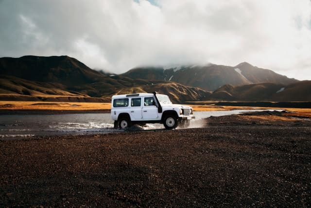 Featured image for "Switching to Synthetic Oil: Benefits and Misconceptions About Leaks [Explained]" blog post. White Jeep.